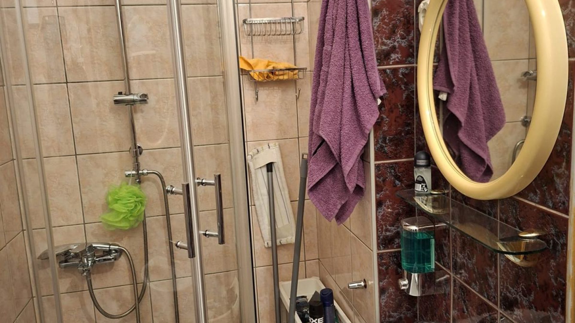 Kupaonica s tuš kabinom u kući