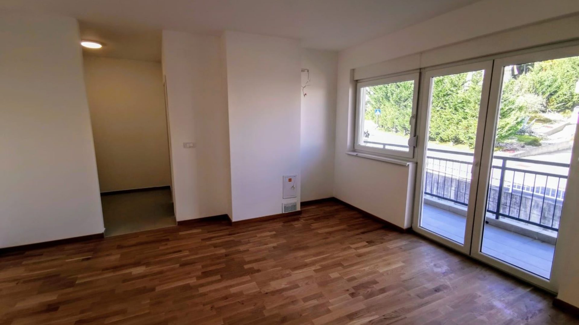 Dnevni boravak s velikim prozorima i izlazom na balkon