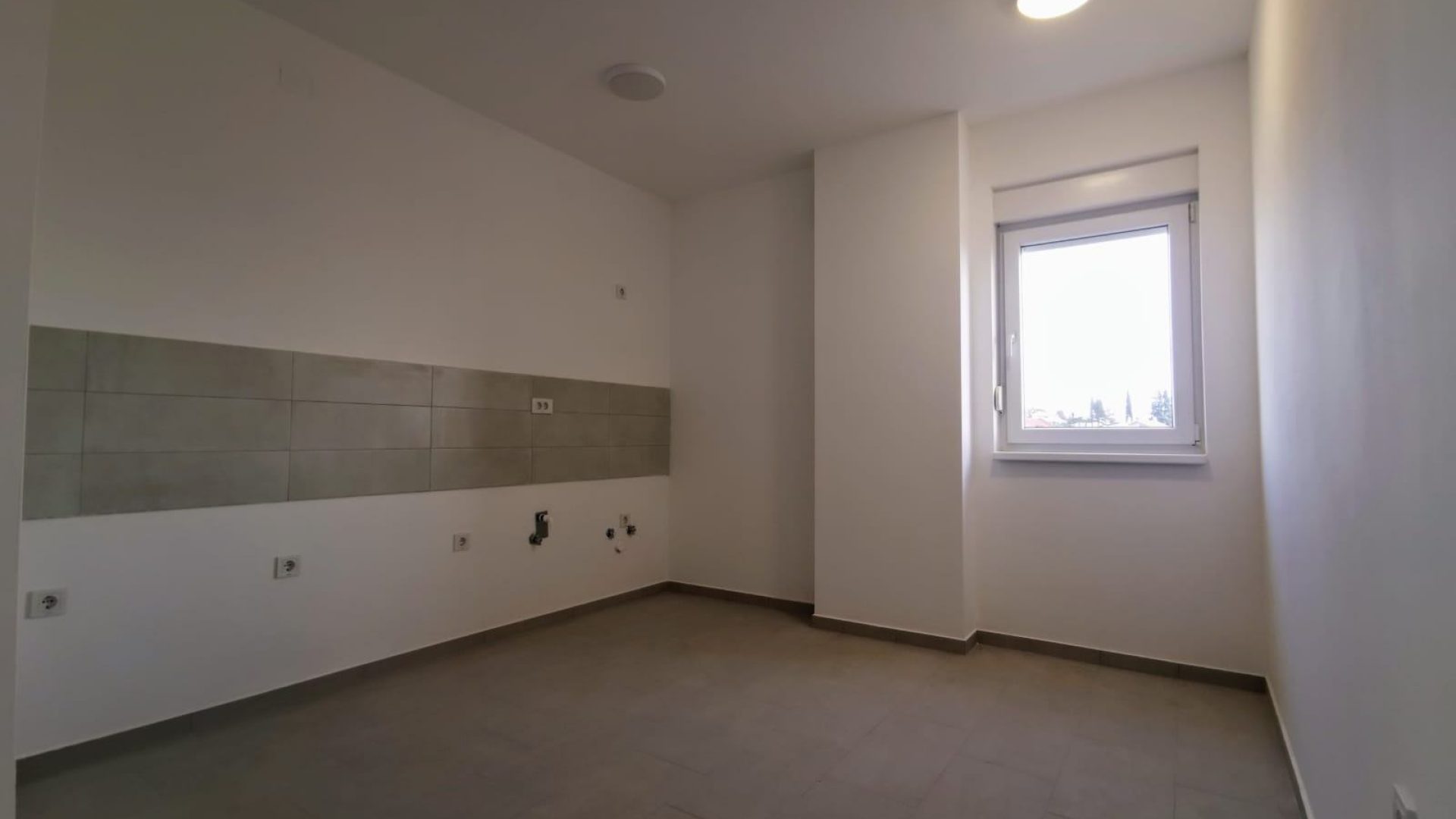 Kuhinja s priključcima i prozorom u stanu u Lovranu