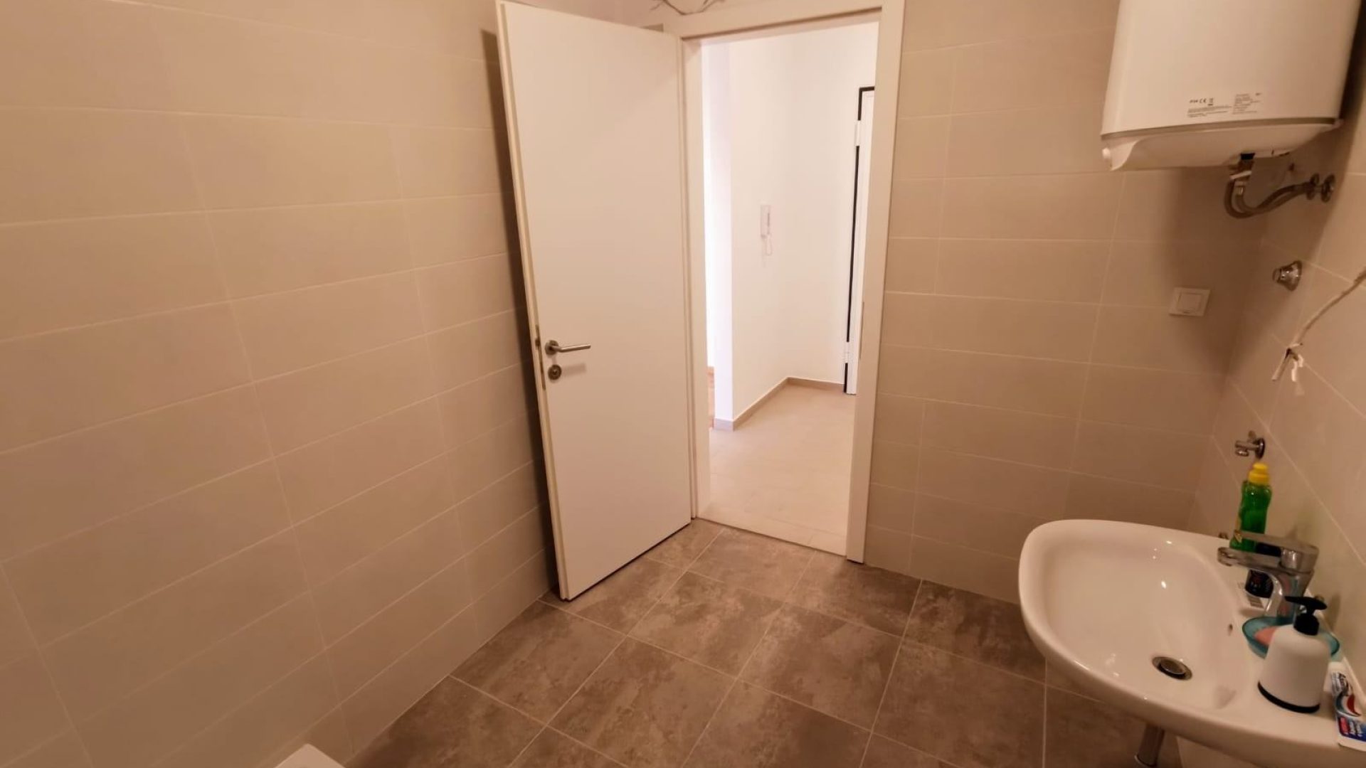 Pogled na kupaonicu s tušem i umivaonikom