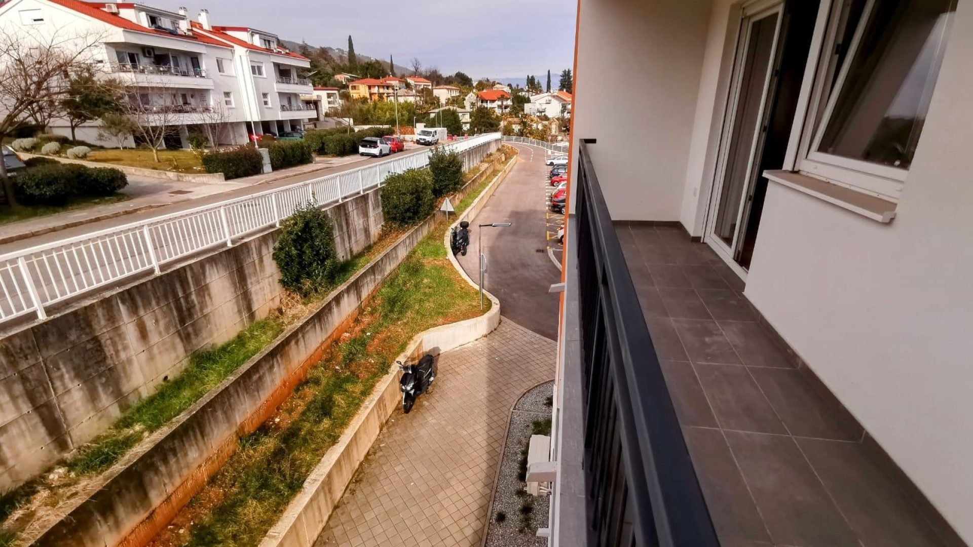 Stan u kvalitetnoj novogradnji u Lovranu, udaljen svega 150 metara od plaže i svih važnih sadržaja.