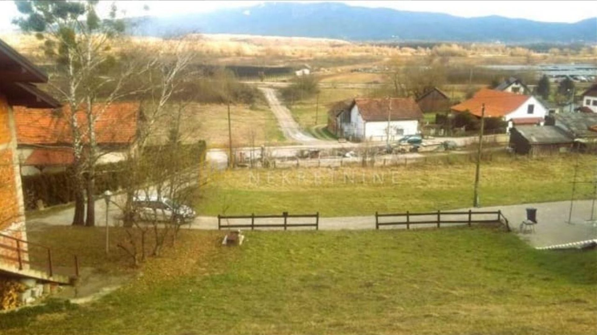 Pogled s građevinskog zemljišta u Pojatnom na okolinu i pristupnu cestu